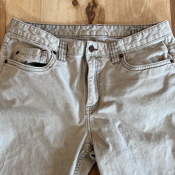 Tommy Bahama jeans size 36x32 excellent condition. - Picture 2 of 4